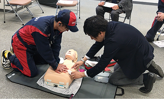 全店舗AEDを設置 全社員が「救命講習」を受講